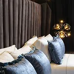 U-visionary Hotel